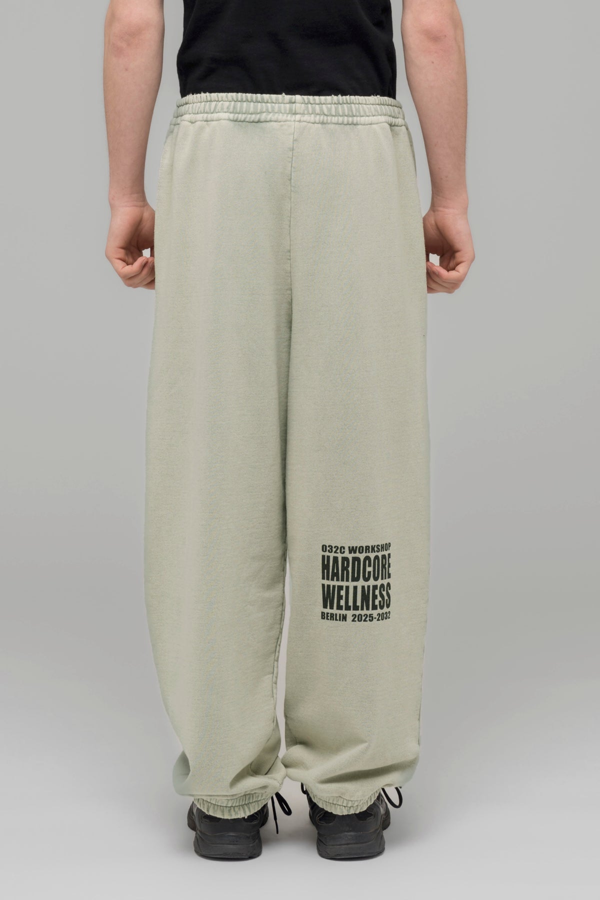 "HARDCORE WELLNESS" OVERSIZED SWEATPANTS - 032c