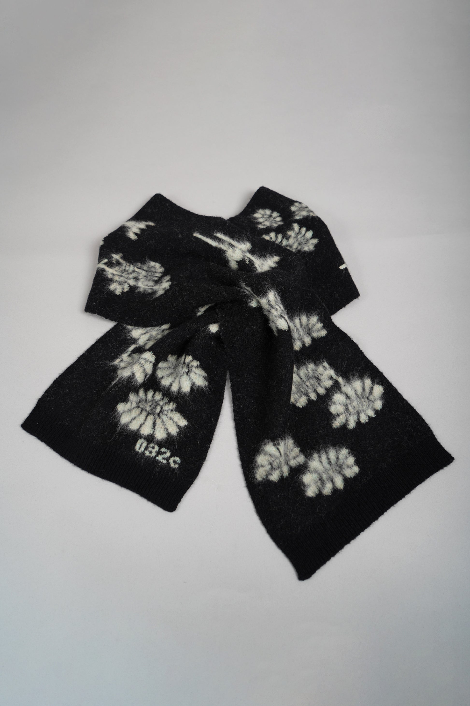 "MELTING DAISIES" SCARF