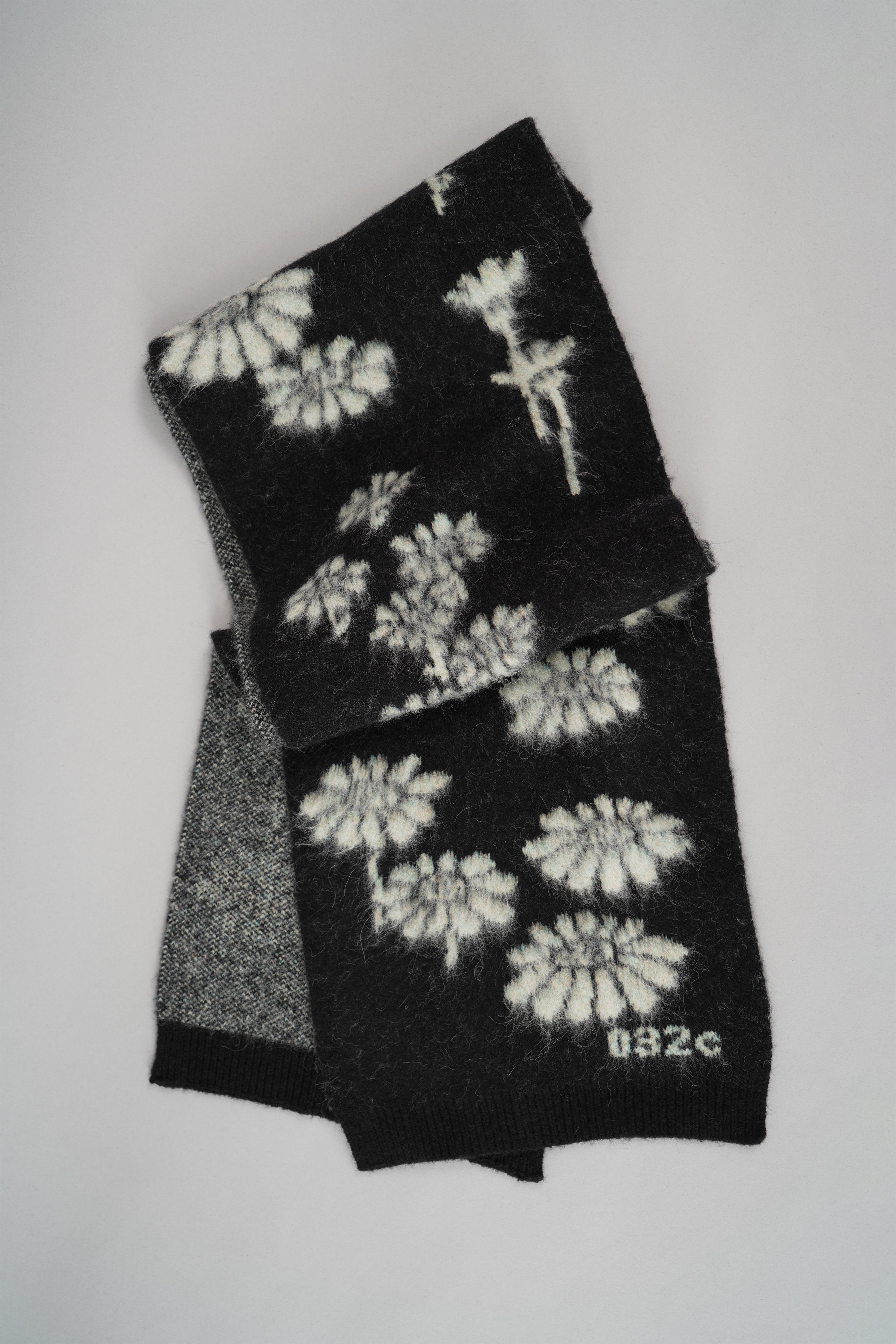 "MELTING DAISIES" SCARF