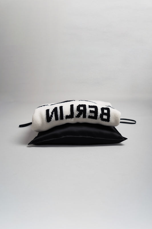 "SELFIE" SWEATER WHITE/BLACK