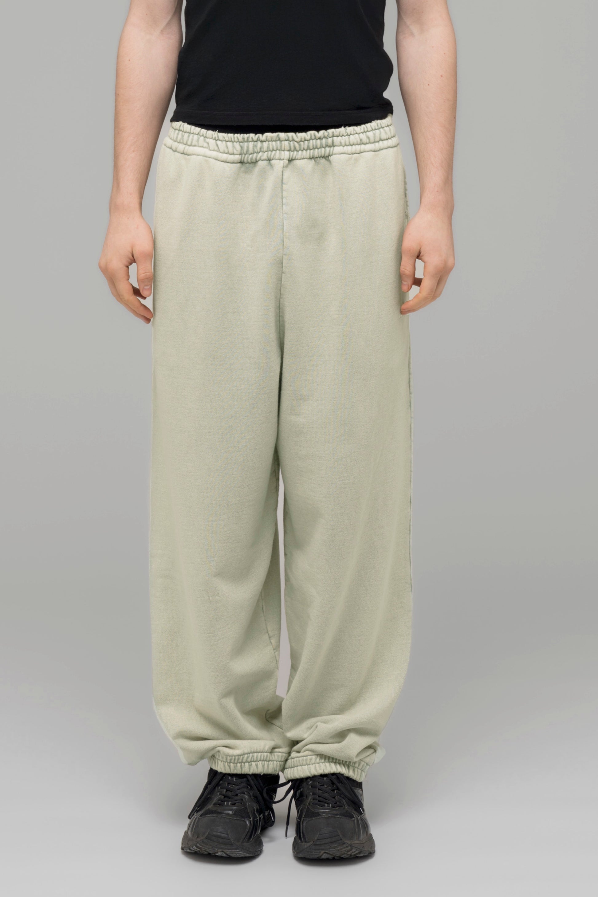 "HARDCORE WELLNESS" OVERSIZED SWEATPANTS